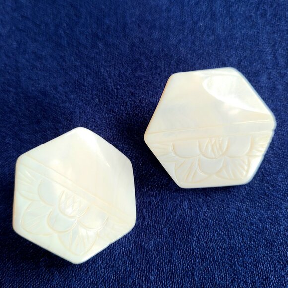 Large vintage Mother of Pearl earrings with carved flowers. - Picture 5 of 8